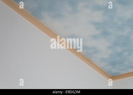 Un soffitto con un cielo blu e il modello di cloud computing e pareti di colore bianco Foto Stock