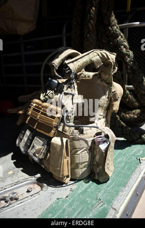 Pararescuemen attrezzature a fianco un HH-60G Pave Hawk. Foto Stock