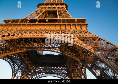 Bagliore del tramonto sulla Torre Eiffel, Parigi, Francia Foto Stock