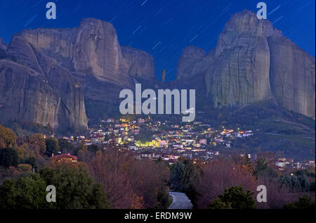 Magnifico cielo notturno e tracce stellari oltre Kastraki Village, situato ai piedi delle rocce di Meteora in Tessaglia, Grecia centrale Foto Stock