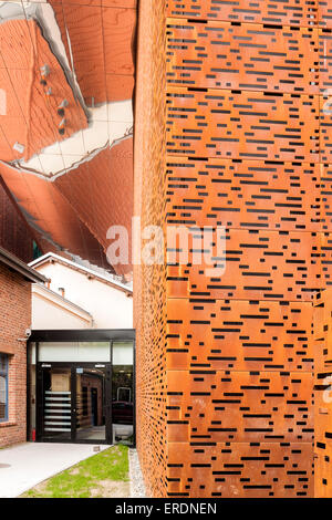 Dettaglio di acciaio perforato e lucidato intradosso. Cricoteka - Museo di Tadeusz Kantor, Cracovia, in Polonia. Architetto: WIZJA BIURO ARC Foto Stock