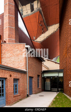 La facciata esterna dettaglio lucidato con intradosso. Cricoteka - Museo di Tadeusz Kantor, Cracovia, in Polonia. Architetto: WIZJA BIURO ARCHIT Foto Stock