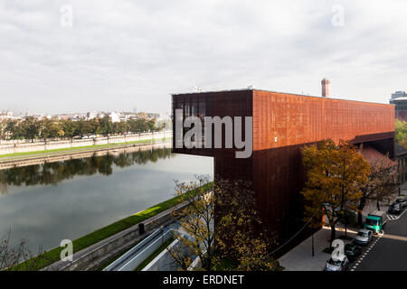 Vista in elevazione della struttura portante in acciaio con il fiume. Cricoteka - Museo di Tadeusz Kantor, Cracovia, in Polonia. Architetto: WIZJA BIURO ARCHIT Foto Stock
