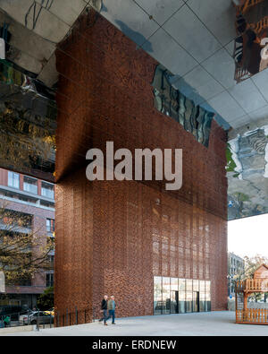 Il baldacchino foyer esterna e pubblica piazza. Cricoteka - Museo di Tadeusz Kantor, Cracovia, in Polonia. Architetto: WIZJA BIURO ARCHITEK Foto Stock