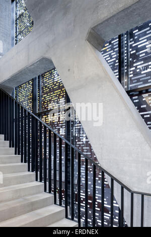 Dettaglio del telaio in calcestruzzo con scale. Cricoteka - Museo di Tadeusz Kantor, Cracovia, in Polonia. Architetto: WIZJA BIURO ARCHITEKTO Foto Stock