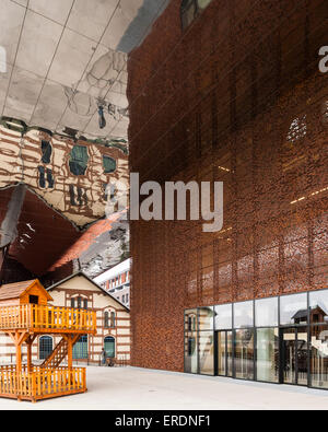 Il baldacchino foyer esterna e pubblica piazza. Cricoteka - Museo di Tadeusz Kantor, Cracovia, in Polonia. Architetto: WIZJA BIURO ARCHITEK Foto Stock