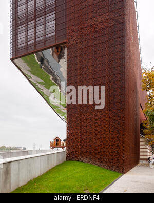 Dettaglio di acciaio perforato facciata. Cricoteka - Museo di Tadeusz Kantor, Cracovia, in Polonia. Architetto: WIZJA BIURO ARCHITEKTONICZNE Foto Stock