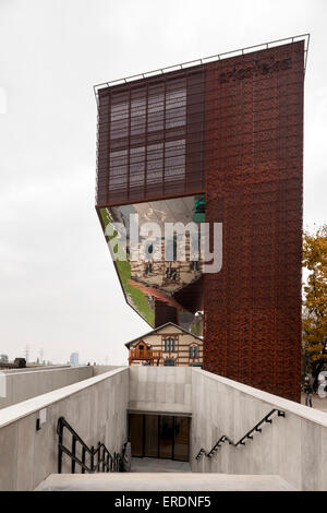 Elevazione dal sud-ovest con scala in calcestruzzo. Cricoteka - Museo di Tadeusz Kantor, Cracovia, in Polonia. Architetto: WIZJA BIURO Foto Stock