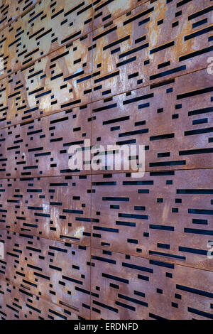 Dettaglio di perforato in acciaio corten facciata. Cricoteka - Museo di Tadeusz Kantor, Cracovia, in Polonia. Architetto: WIZJA BIURO ARCHITEKT Foto Stock
