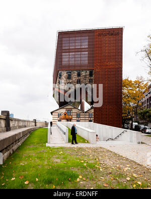 Elevazione dal sud ovest. Cricoteka - Museo di Tadeusz Kantor, Cracovia, in Polonia. Architetto: WIZJA BIURO ARCHITEKTONICZNE , 2014. Foto Stock