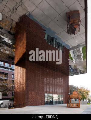 Il baldacchino foyer esterna e pubblica piazza. Cricoteka - Museo di Tadeusz Kantor, Cracovia, in Polonia. Architetto: WIZJA BIURO ARCHITEK Foto Stock