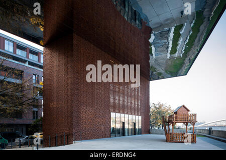 Il baldacchino pubblica piazza con vista sul fiume. Cricoteka - Museo di Tadeusz Kantor, Cracovia, in Polonia. Architetto: WIZJA BIURO ARCH Foto Stock