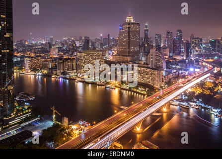 Paesaggio del fiume nella città di Bangkok di notte, Bird view Foto Stock