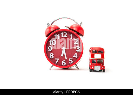 Un retrò orologio sveglia con un bus rosso Foto Stock