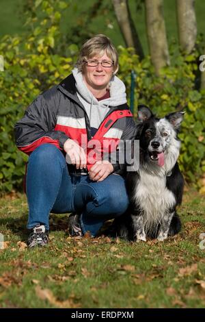 Donna con Border Collie Foto Stock