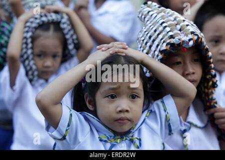 Paranaque City, Filippine. 2 Giugno, 2015. Agli studenti di coprire le loro teste durante un terremoto praticare in una scuola di Paranaque City, Filippine, Giugno 2, 2015. © Rouelle Umali/Xinhua/Alamy Live News Foto Stock