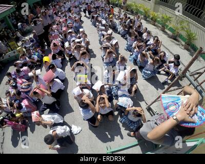 Paranaque City, Filippine. 2 Giugno, 2015. Agli studenti di coprire le loro teste durante un terremoto praticare in una scuola di Paranaque City, Filippine, Giugno 2, 2015. © Rouelle Umali/Xinhua/Alamy Live News Foto Stock