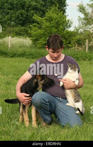 L'uomo con il cane e gatto Foto Stock