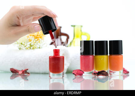 Fiore di asciugamano e colorato smalto per unghie spa Foto Stock