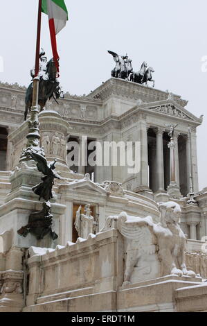 Vittorio Emanuele II monumento sotto la neve a Roma, Italia Foto Stock