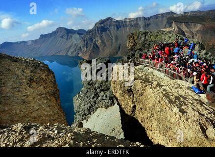 Pechino, Cina. Il 30 settembre, 2013. I turisti si riuniscono per guardare il lago Tianchi sulla sommità del monte Changbai Riserva Naturale nel nord-est della Cina di provincia di Jilin, Sett. 30, 2013. Come un ampio e diversificato geograficamente paese Cina attira i turisti e gli esploratori per il suo significativo caratteristiche geo-morfologiche e di eccezionale bellezza. © Wang Song/Xinhua/Alamy Live News Foto Stock