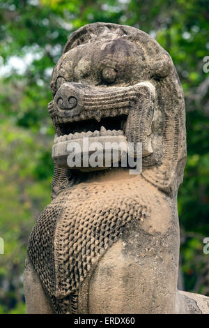 Naga ponte all'ingresso sud, lion statua di pietra arenaria, Phimai parco storico, Korat, Nakhon Ratchasima Provincia Foto Stock