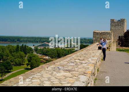 Persone che guardano verso il basso dalla Beogradska tvrdava, Belgrado delle mura del castello, fortezza di Kalemegdan park, Belgrado, Serbia, Europa Foto Stock