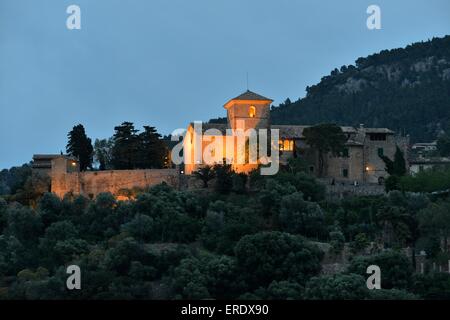 La Iglesia de San Juan Bautista chiesa nella luce della sera, Deià, Serra de Tramuntana, Maiorca, isole Baleari, Spagna Foto Stock