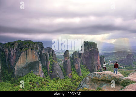 Vista mozzafiato di Meteora gigantesche rocce, un fenomeno geologico rinomata in tutto il mondo nel distretto di Tessaglia, Grecia Foto Stock