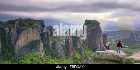 Vista mozzafiato di Meteora gigantesche rocce, un fenomeno geologico rinomata in tutto il mondo nel distretto di Tessaglia, Grecia Foto Stock