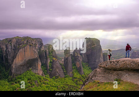 Vista mozzafiato di Meteora gigantesche rocce, un fenomeno geologico rinomata in tutto il mondo nel distretto di Tessaglia, Grecia Foto Stock