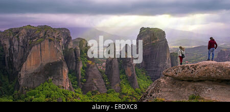 Vista mozzafiato di Meteora gigantesche rocce, un fenomeno geologico rinomata in tutto il mondo nel distretto di Tessaglia, Grecia Foto Stock