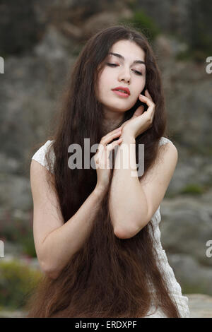 Giovane donna con capelli lunghi marrone Foto Stock