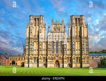 La facciata medievale della Cattedrale di Wells costruito nei primi inglese in stile gotico in 1175, pozzi, Somerset, Inghilterra Foto Stock