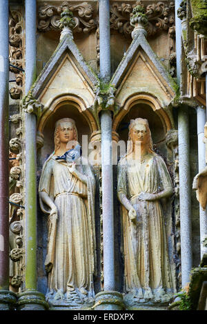 Le statue sulla facciata medievale della Cattedrale di Wells costruito nei primi inglese in stile gotico in 1175, pozzi, Somerset, Inghilterra Foto Stock