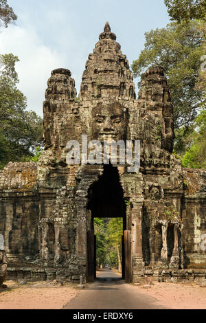 Porta Vittoria a est di Angkor Thom, Avalokiteshvara faccia tower, vista est, Angkor Thom, Siem Reap, Cambogia Foto Stock