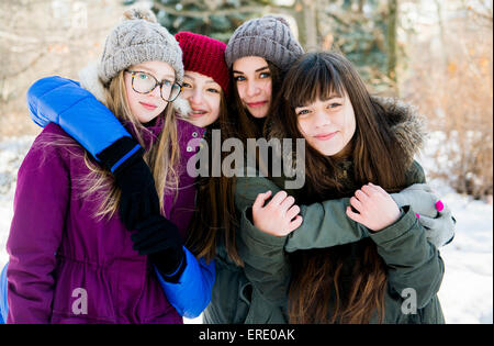 Ragazze caucasica abbracciando in campo nevoso Foto Stock