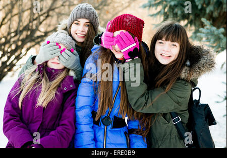 Ragazze caucasica giocando in campo nevoso Foto Stock