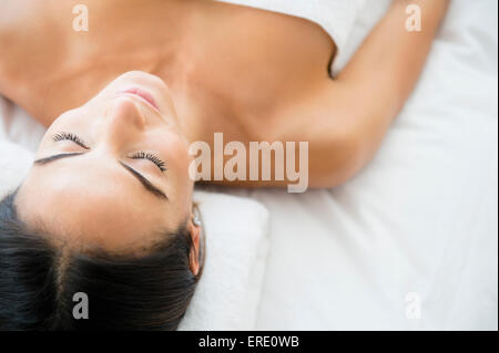 La donna caucasica la posa sul lettino da massaggio Foto Stock