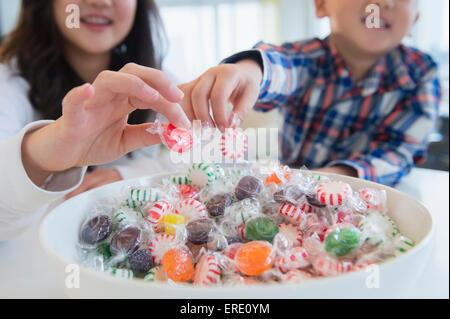 Asian fratello e sorella di picking candy dalla vaschetta Foto Stock