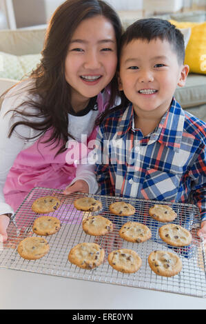 Asian fratello e sorella e i biscotti di cottura Foto Stock