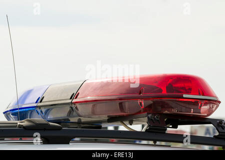 Montate sul tetto di polizia barra luminosa con il tipico colore rosso di avvertimento e le spie blu Foto Stock