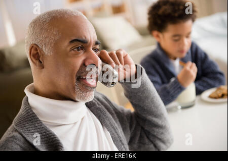 Razza mista uomo parlando al telefono Foto Stock