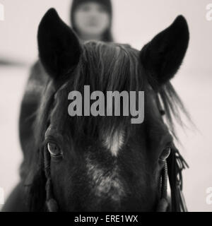 Ragazza caucasica di equitazione all'aperto Foto Stock