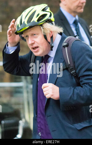 Londra, Regno Unito. 2 Giugno, 2015. Boris Johnson arriva al 10 di Downing Street per frequentare il settimanale riunione del gabinetto. Credito: Paolo Davey/Alamy Live News Foto Stock