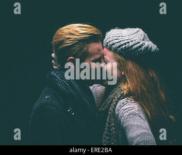 Paio di indossare abiti caldi kissing Foto Stock