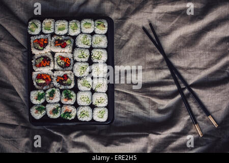 Chiusura del vassoio di sushi rotoli Foto Stock