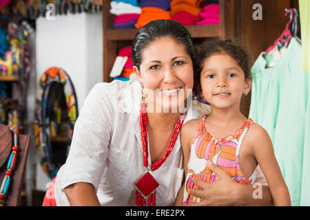 Sorridente madre e figlia in posa di regali Foto Stock