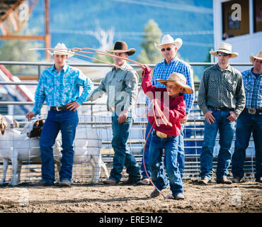 Cowboy guardando boy buttare lazo nella rodeo Foto Stock