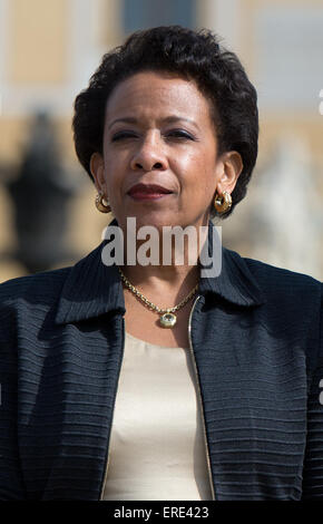 Moritzburg, Germania. 2 Giugno, 2015. Procuratore generale USA Loretta Lynch pone per la " famiglia " foto al G6 Riunione dei Ministri degli interni al castello di Moritzburg di Moritzburg, Germania, 02 giugno 2015. Il Ministro tedesco degli interni de Maiziere soddisfa con i suoi omologhi provenienti da Francia, Italia, Polonia, Spagna e Regno Unito (G6), così come il Commissario UE, il 01 e 02 giugno per briefing politico presso il castello nei pressi di ballo Dresen. Credito: dpa picture alliance/Alamy Live News Foto Stock